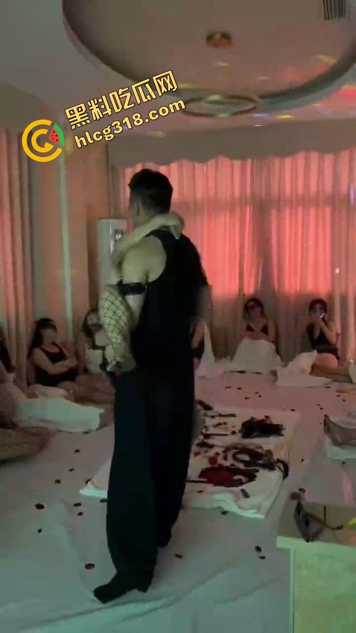 驭夫之术上线,人妻戴面具现场上课,学习如何制服男人的小老弟,老师亲自演示体位口活本事实战!