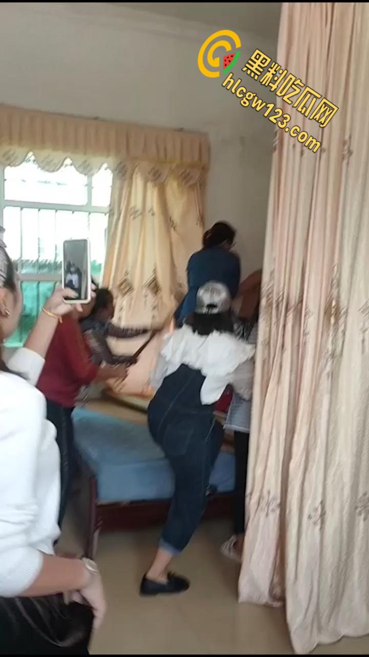 小伙嫖大妈被抓现行，大妈儿子叫来全村人暴打，小伙挺讲义气将大妈死死护在身下