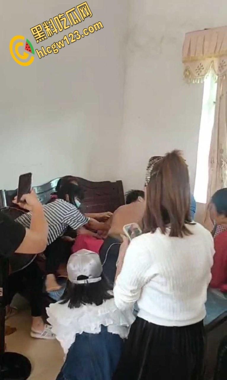 小伙嫖大妈被抓现行,大妈儿子叫来全村人暴打,小伙挺讲义气将大妈死死护在身下