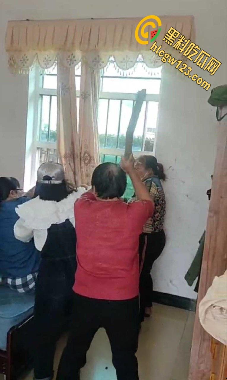 小伙嫖大妈被抓现行,大妈儿子叫来全村人暴打,小伙挺讲义气将大妈死死护在身下