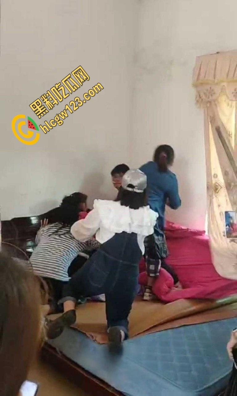 小伙嫖大妈被抓现行,大妈儿子叫来全村人暴打,小伙挺讲义气将大妈死死护在身下