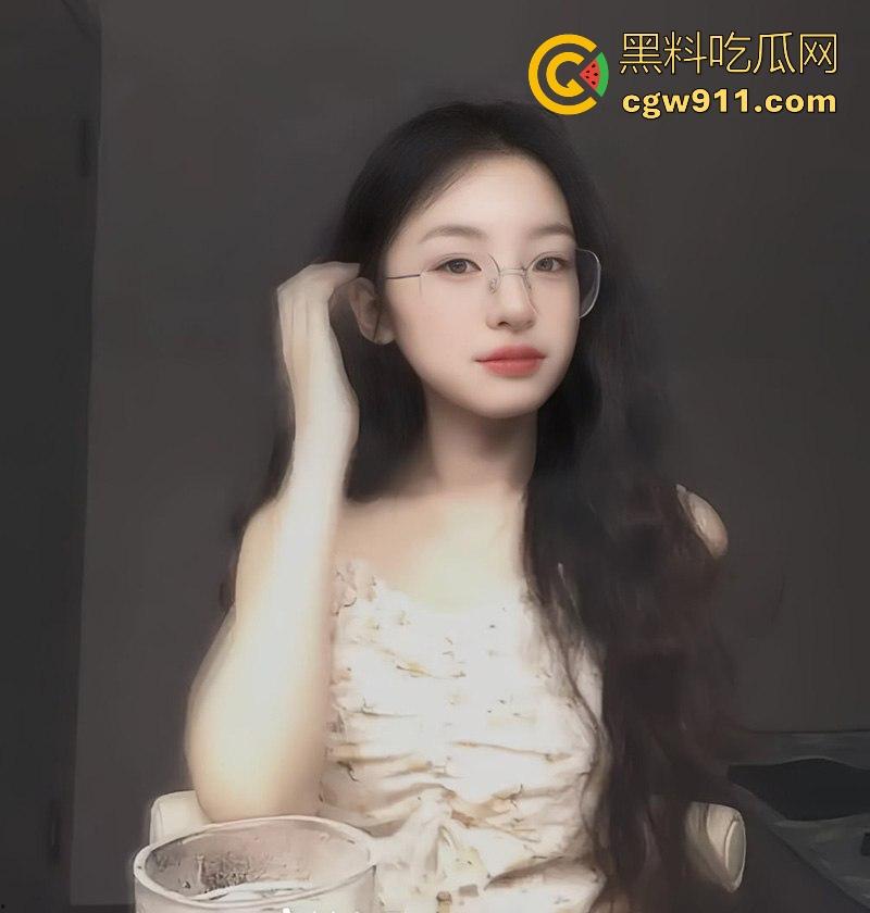 瓜友爆料!吉林极品反差眼睛婊【王丽欣】性爱视频曝光,黑丝美腿肛塞调教,女上骑乘无套后入极其淫荡!