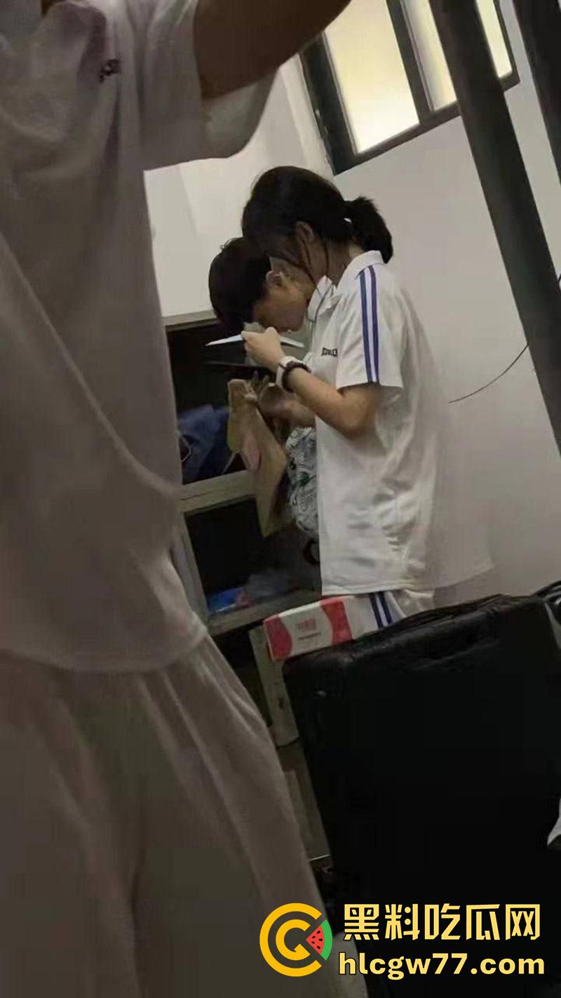 河南卫校寝室偷情,当着兄弟面操室友女友,兄弟想加入却被拒绝,直接将偷拍视频曝光!