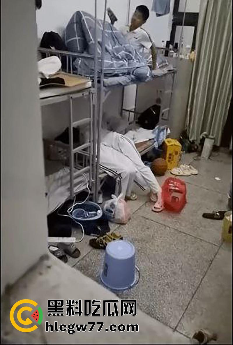 河南卫校寝室偷情,当着兄弟面操室友女友,兄弟想加入却被拒绝,直接将偷拍视频曝光!