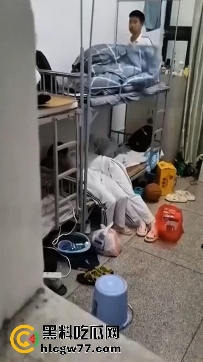 河南卫校寝室偷情,当着兄弟面操室友女友,兄弟想加入却被拒绝,直接将偷拍视频曝光!