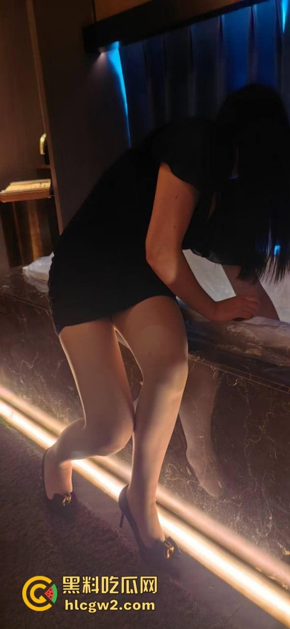 巨乳长腿女技师太迷人 大哥当场展雄峰 肉棒支起小帐篷 压都压不住!