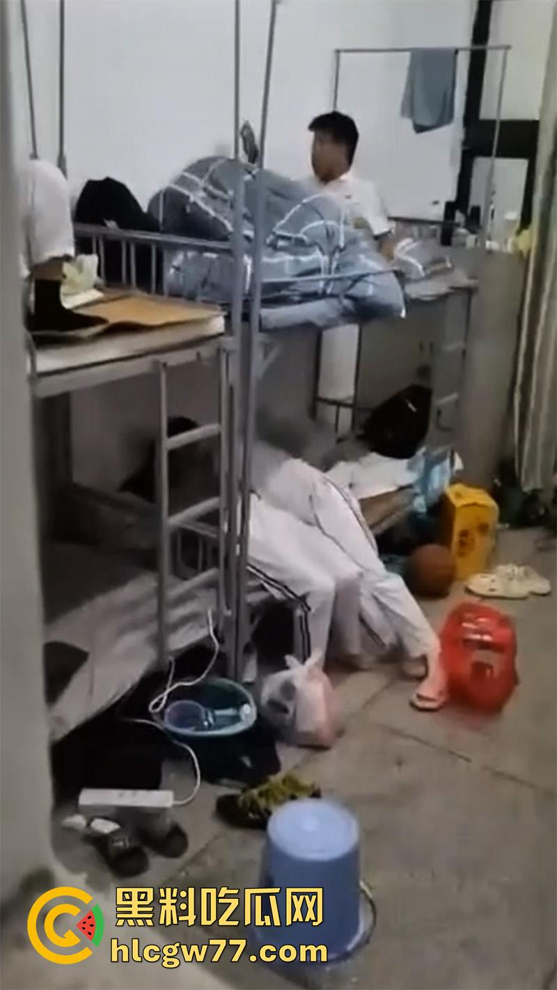 河南卫校寝室偷情,当着兄弟面操室友女友,兄弟想加入却被拒绝,直接将偷拍视频曝光!