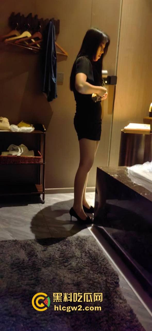 巨乳长腿女技师太迷人 大哥当场展雄峰 肉棒支起小帐篷 压都压不住!