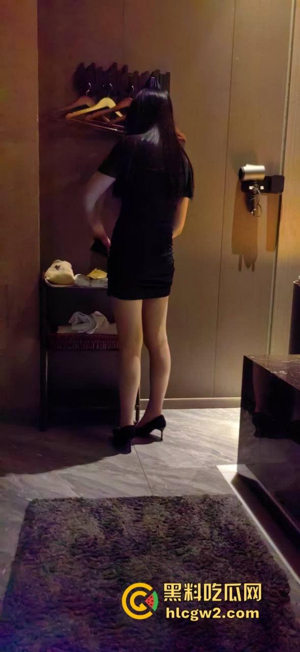 巨乳长腿女技师太迷人 大哥当场展雄峰 肉棒支起小帐篷 压都压不住!