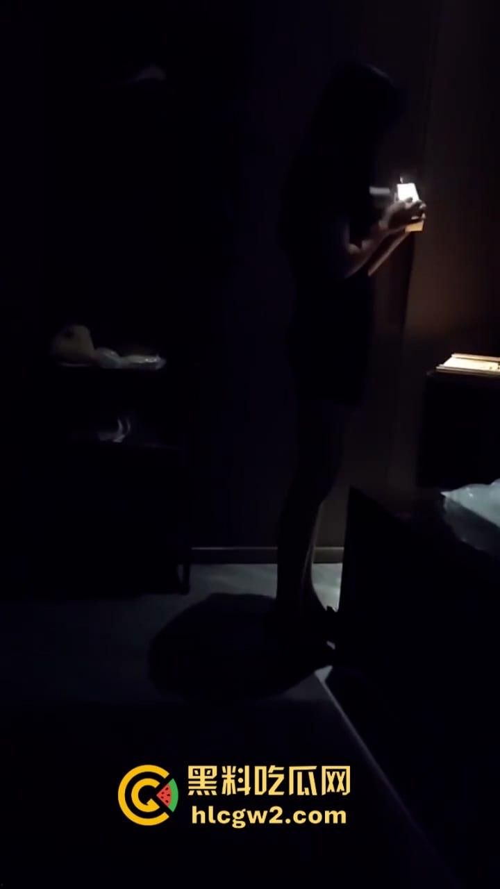 巨乳长腿女技师太迷人 大哥当场展雄峰 肉棒支起小帐篷 压都压不住!