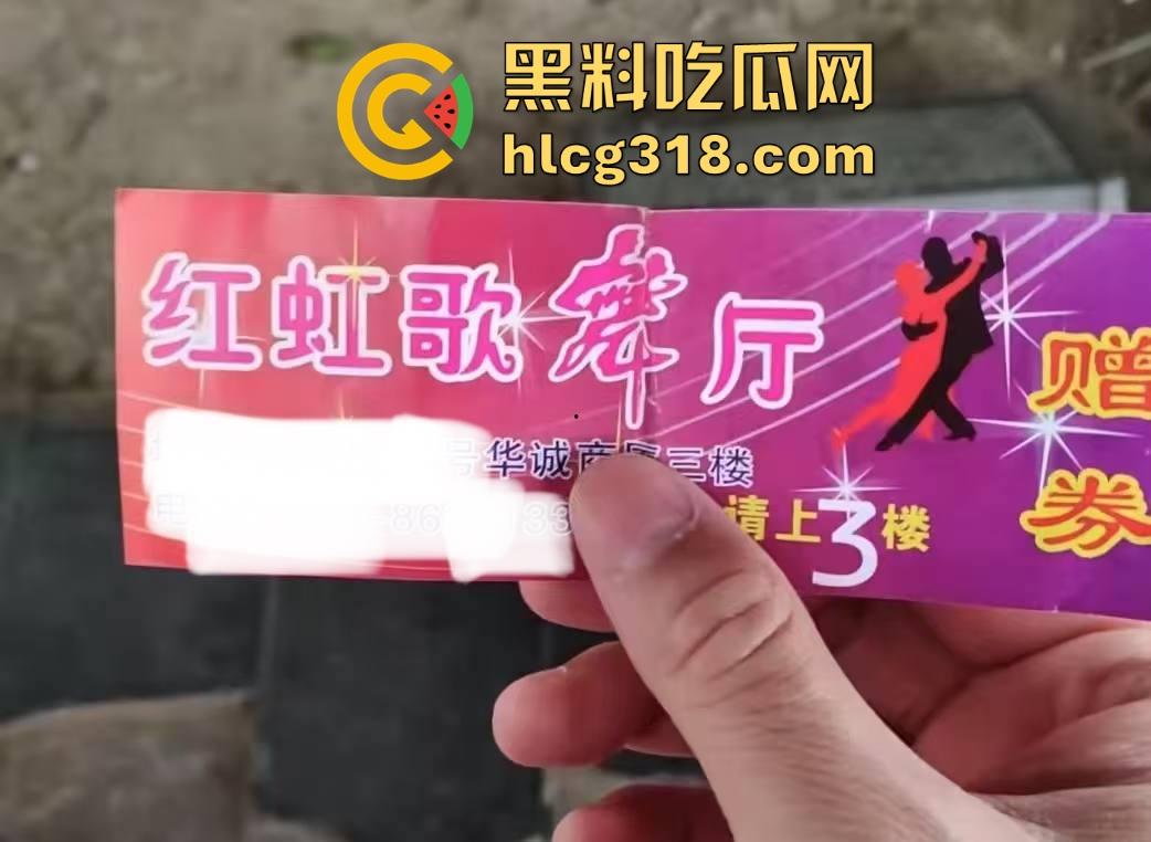 大爷歌厅娱乐场到处扣扣，扣到大妈满地都是水，大妈一脸享受，感觉大爷年轻几年掏枪当场干了！