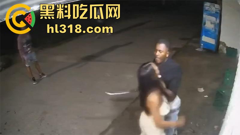 美国夜晚的恐怖,两拨黑哥发生冲突,老黑一刀将对方手掌切断,这刀是真快啊,这回估计要赔钱啦!