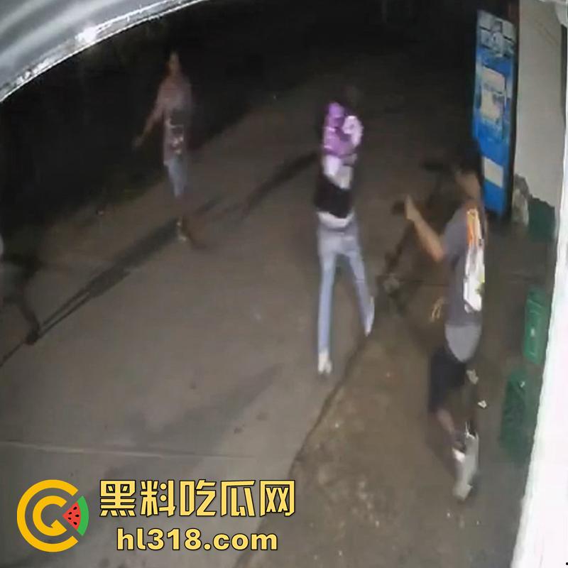 美国夜晚的恐怖,两拨黑哥发生冲突,老黑一刀将对方手掌切断,这刀是真快啊,这回估计要赔钱啦!