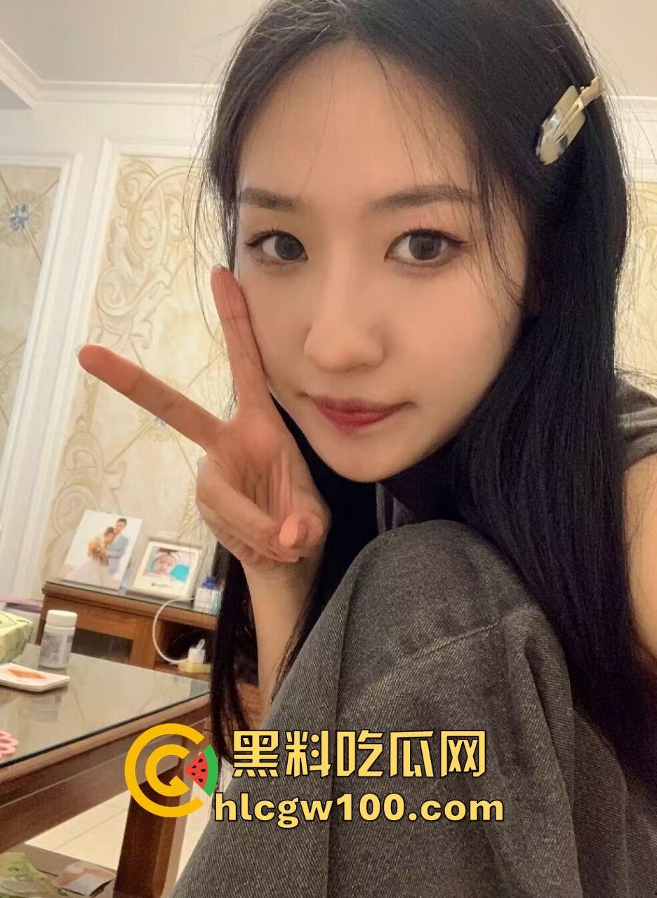 湖南大学大四学姐【叶晓燕】约炮视频流出被曝光，撅臀掰穴学姐不为人知的另一面。