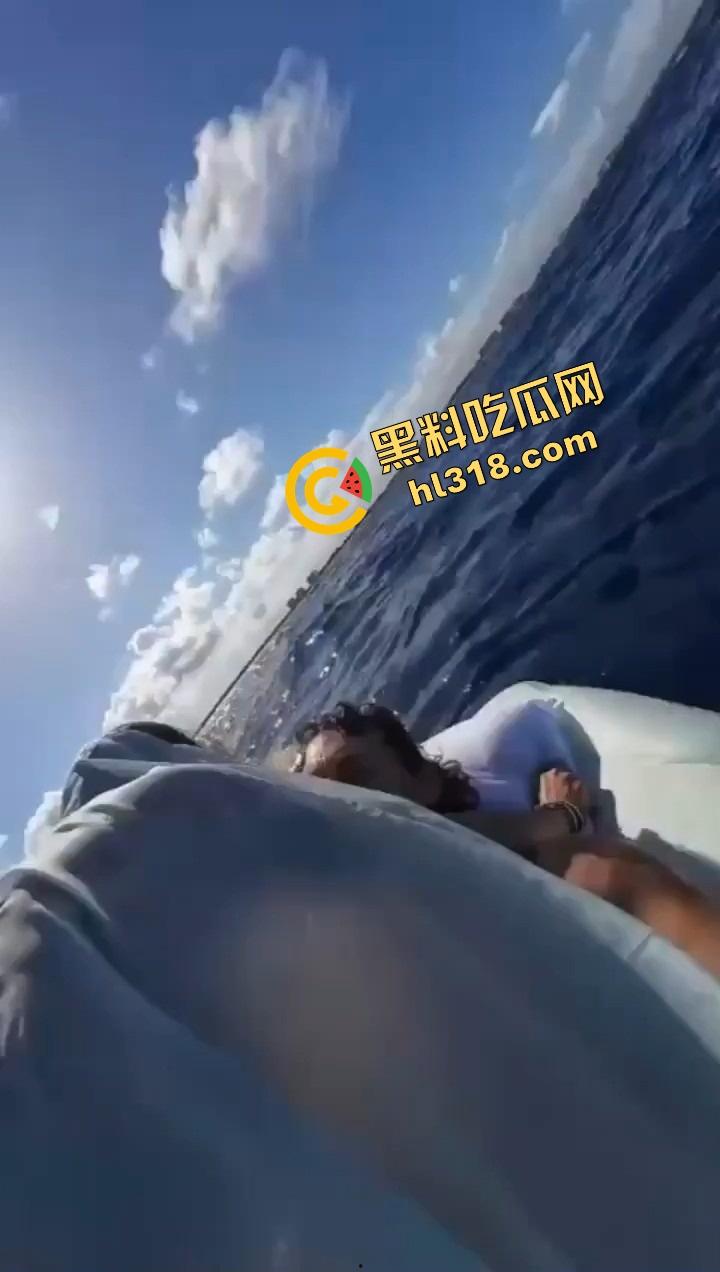 老外挑战大海漂流日逼，日到一半遇金枪鱼，鸡儿抽插手在抓鱼，打完炮还能吃活生鱼片，真正的野外求生！