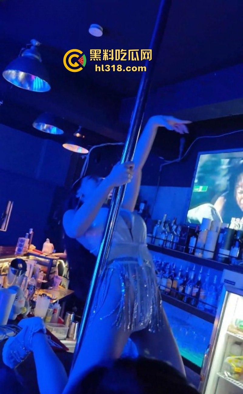 极品模特酒吧大尺度热舞，迷离的眼神，灵动的身躯，各种抖臀热舞擦边诱惑人，丰姿绰约令人陶醉向往！