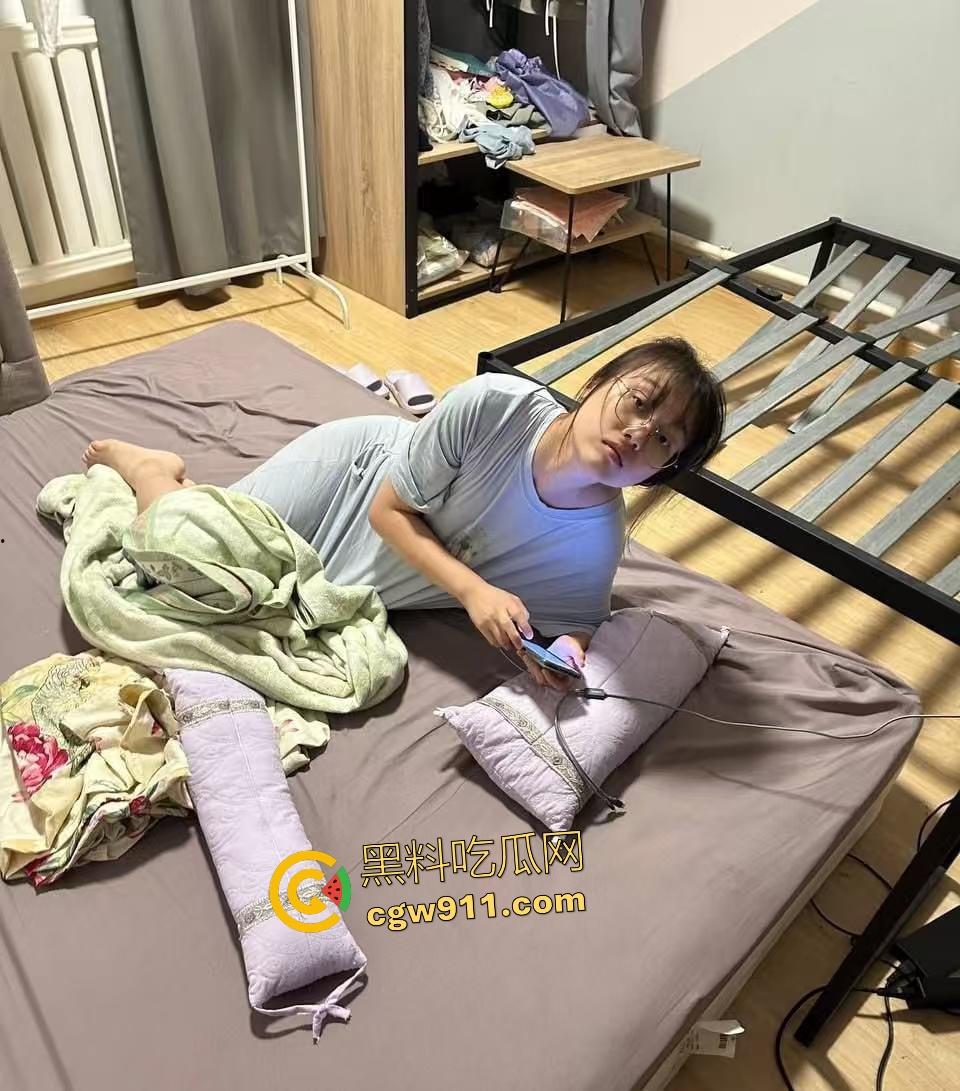 贵州小情侣出租屋偷爽，捆绑情趣衣搞得女孩想起身却被按，最后只能臣服大鸡巴！