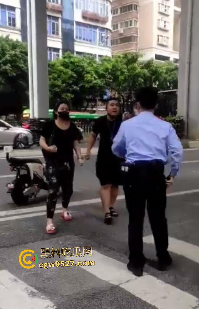 广州猛男怒打交警！因不满罚单当街狂扇头，警帽直接飞天，老婆在一旁看戏，看来这是想老公进去？