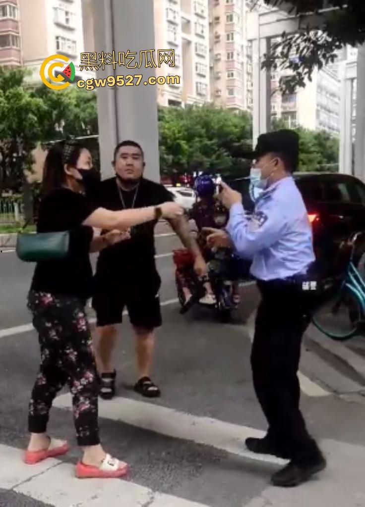 广州猛男怒打交警!因不满罚单当街狂扇头,警帽直接飞天,老婆在一旁看戏,看来这是想老公进去?