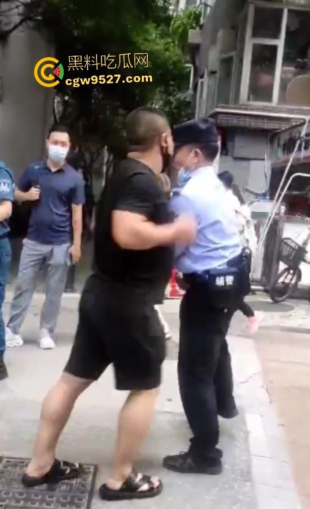 广州猛男怒打交警!因不满罚单当街狂扇头,警帽直接飞天,老婆在一旁看戏,看来这是想老公进去?