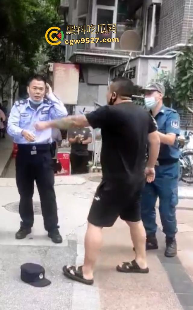 广州猛男怒打交警!因不满罚单当街狂扇头,警帽直接飞天,老婆在一旁看戏,看来这是想老公进去?