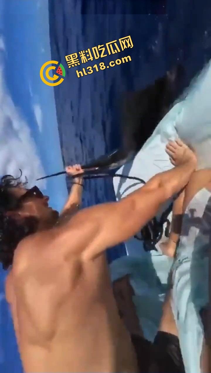 老外挑战大海漂流日逼,日到一半遇金枪鱼,鸡儿抽插手在抓鱼,打完炮还能吃活生鱼片,真正的野外求生!