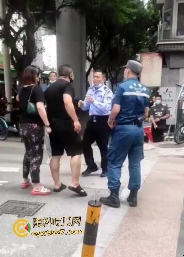 广州猛男怒打交警!因不满罚单当街狂扇头,警帽直接飞天,老婆在一旁看戏,看来这是想老公进去?