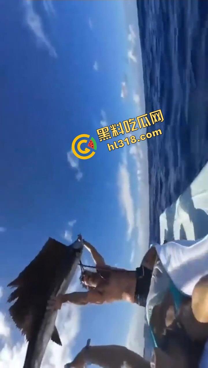 老外挑战大海漂流日逼,日到一半遇金枪鱼,鸡儿抽插手在抓鱼,打完炮还能吃活生鱼片,真正的野外求生!