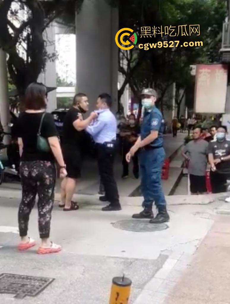 广州猛男怒打交警!因不满罚单当街狂扇头,警帽直接飞天,老婆在一旁看戏,看来这是想老公进去?