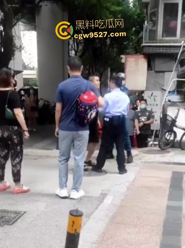 广州猛男怒打交警!因不满罚单当街狂扇头,警帽直接飞天,老婆在一旁看戏,看来这是想老公进去?