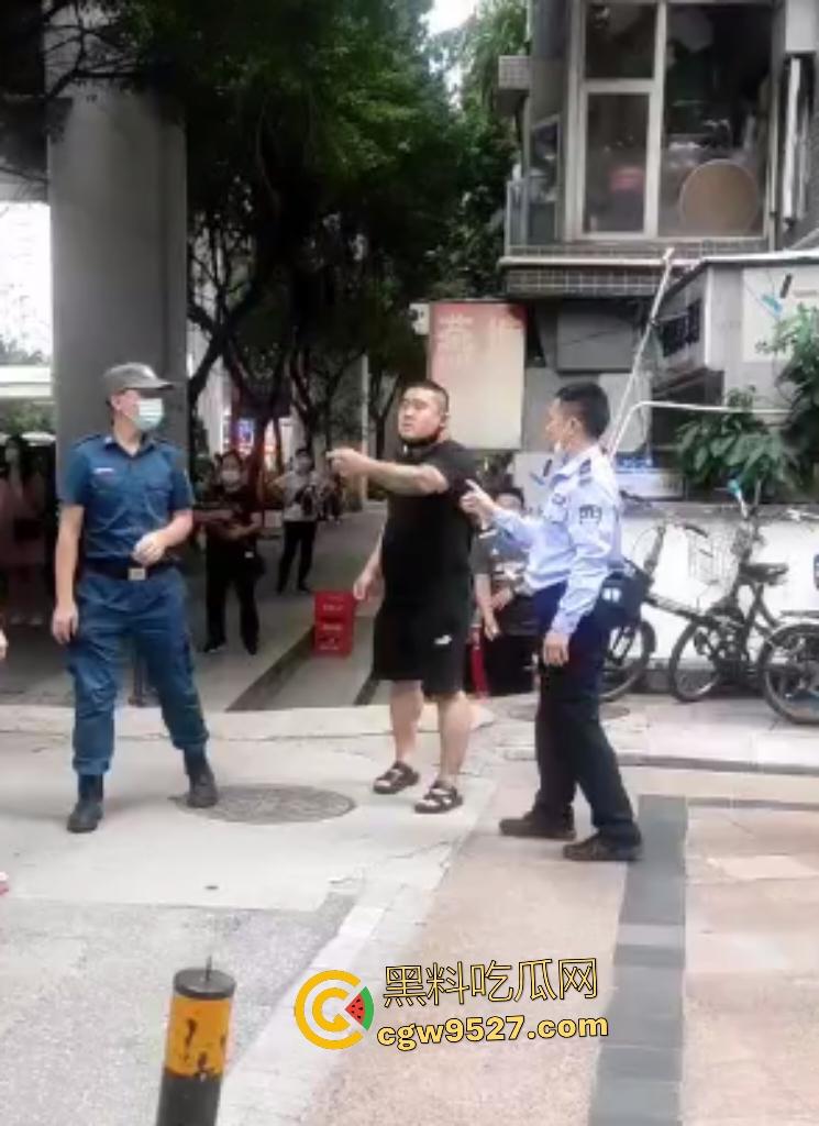 广州猛男怒打交警!因不满罚单当街狂扇头,警帽直接飞天,老婆在一旁看戏,看来这是想老公进去?