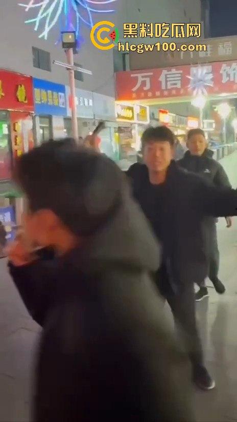 临沂精神小伙街头砍人，是报复社会？还是寻事报仇？再打进去了 飞机都打不了了。