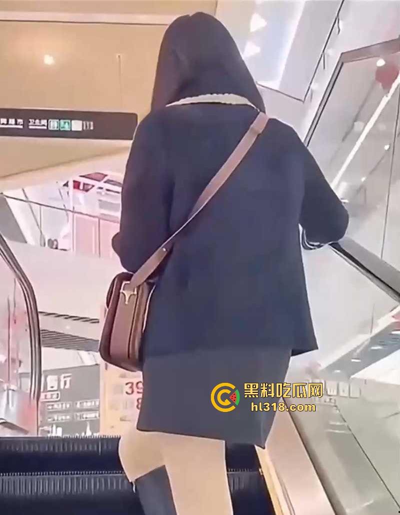 跟清纯女友优衣库试衣间偷操，口交后入超刺激，奈何半路有人来换衣服，回家继续打桩爆操！