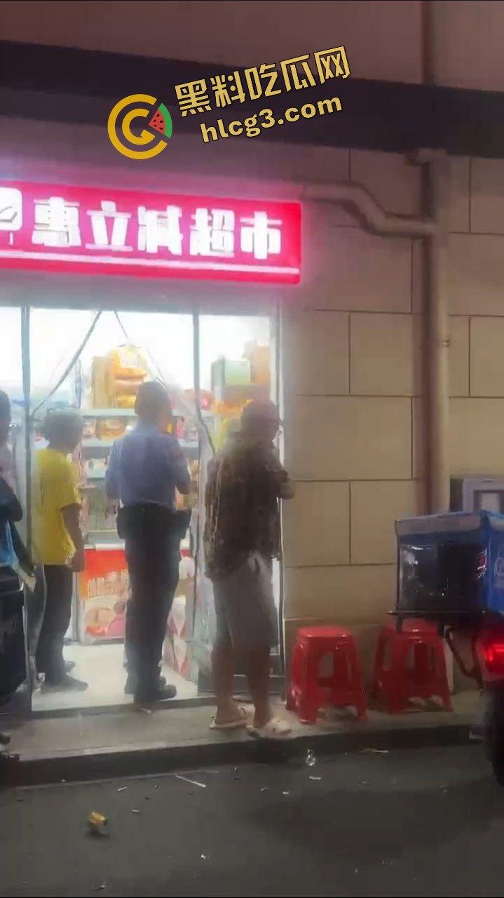 杭州打卡圣地!超市E乳老板娘 露奶经营店铺 双赢又双淫 警察都来打卡!