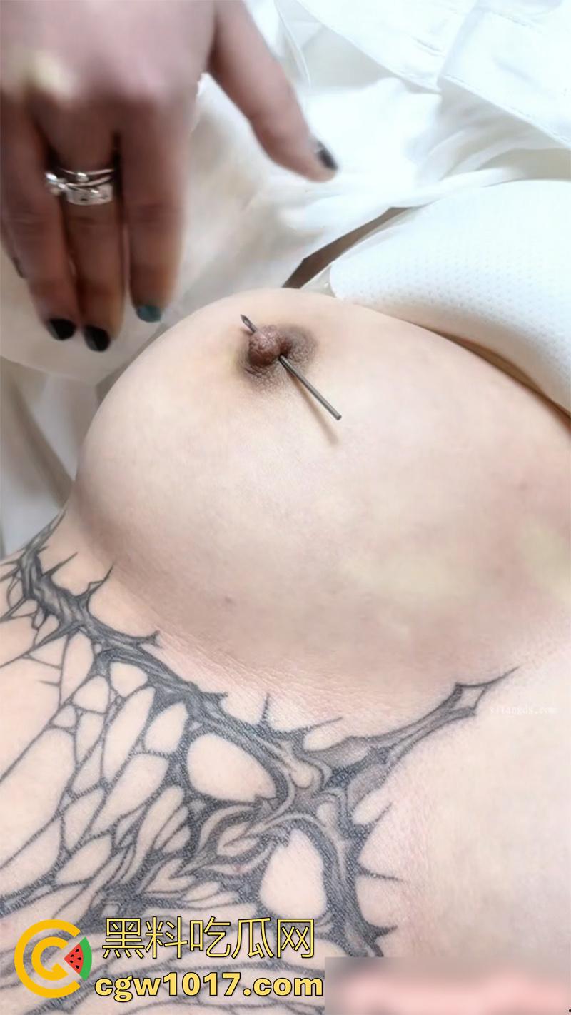 主人的新任务，反差黄毛精神小妹【puppy】，为讨好主人给奶头扎穿孔，安装乳钉撕心尖叫，玩的真野性啊！