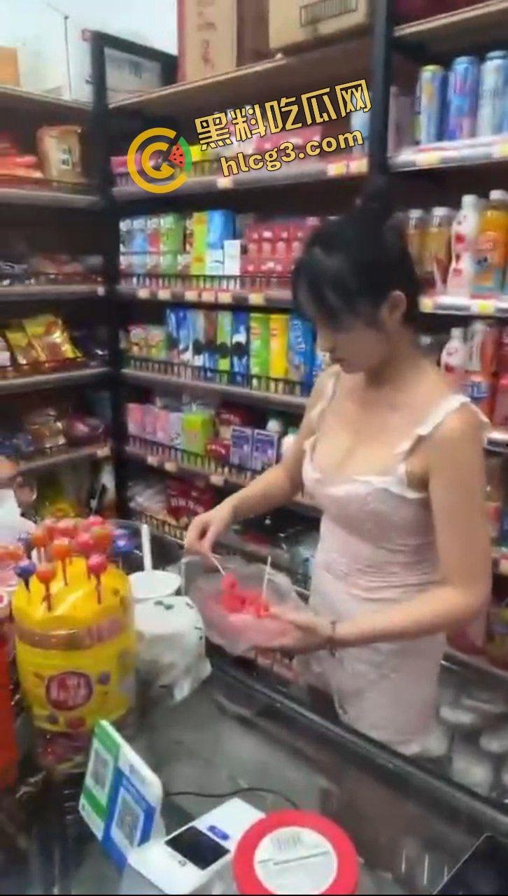 杭州打卡圣地!超市E乳老板娘 露奶经营店铺 双赢又双淫 警察都来打卡!