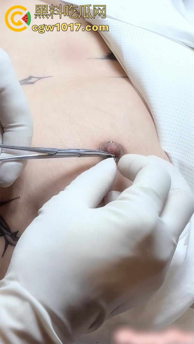 主人的新任务,反差黄毛精神小妹【puppy】,为讨好主人给奶头扎穿孔,安装乳钉撕心尖叫,玩的真野性啊!