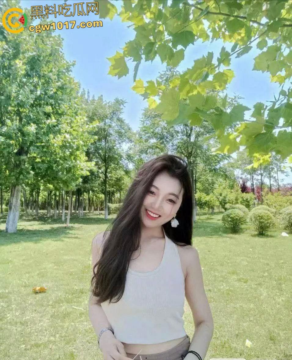 湖北贸易公司新员工【邓婉清】，刚毕业的大学生，与公司老板偷情，一顿口交舌舔搞得老板兽欲大发！