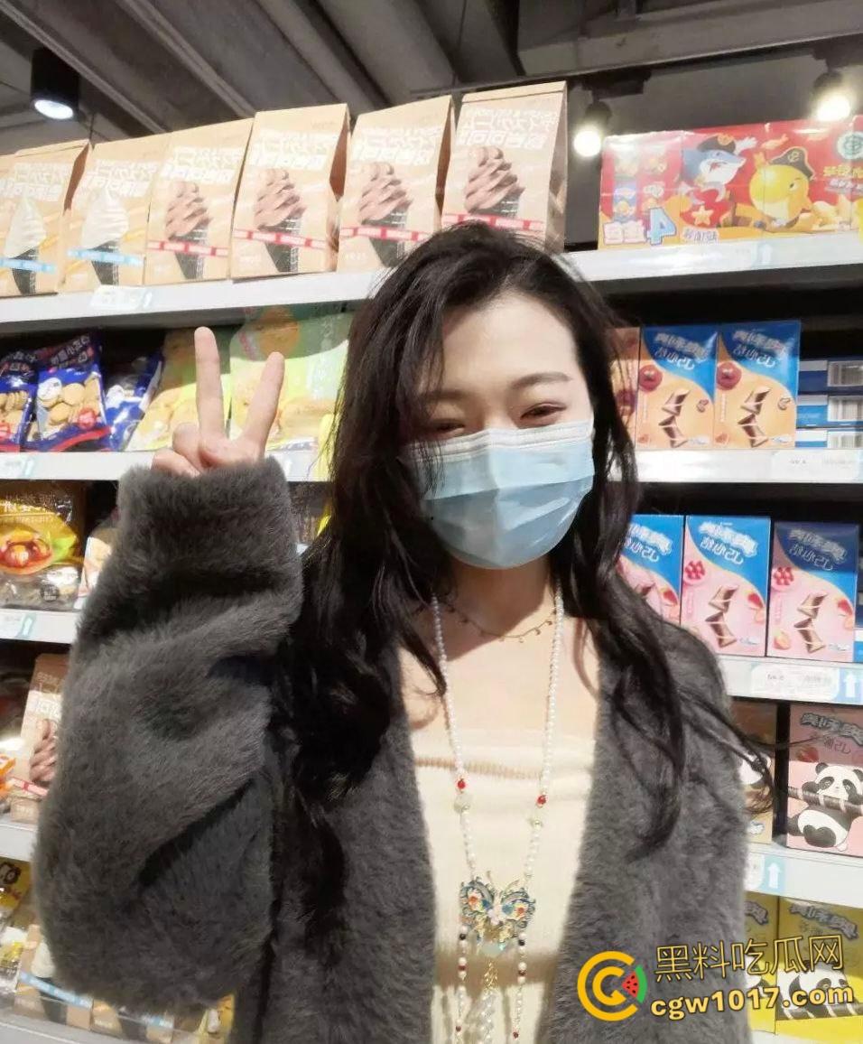 湖北贸易公司新员工【邓婉清】,刚毕业的大学生,与公司老板偷情,一顿口交舌舔搞得老板兽欲大发!