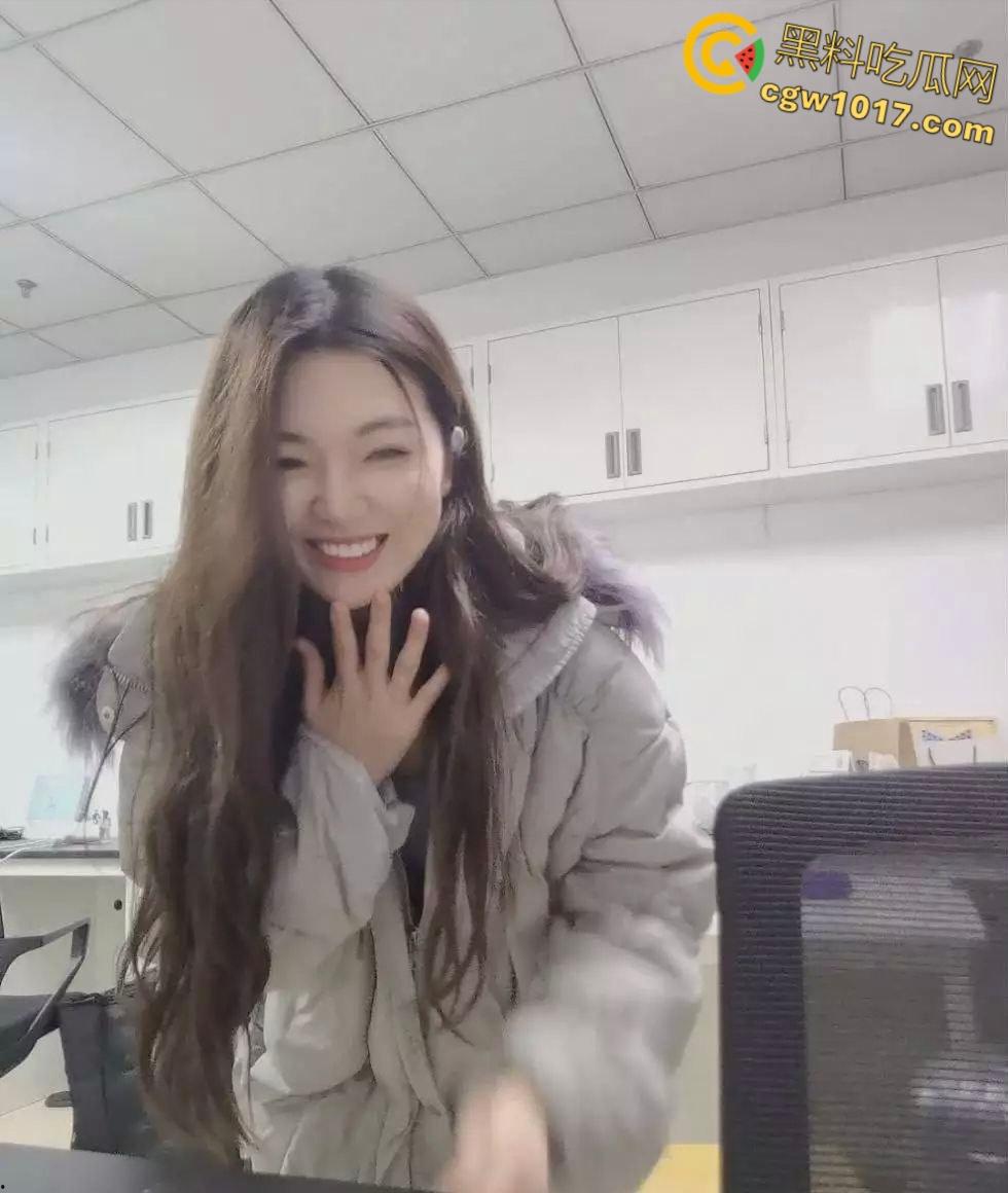 湖北贸易公司新员工【邓婉清】,刚毕业的大学生,与公司老板偷情,一顿口交舌舔搞得老板兽欲大发!