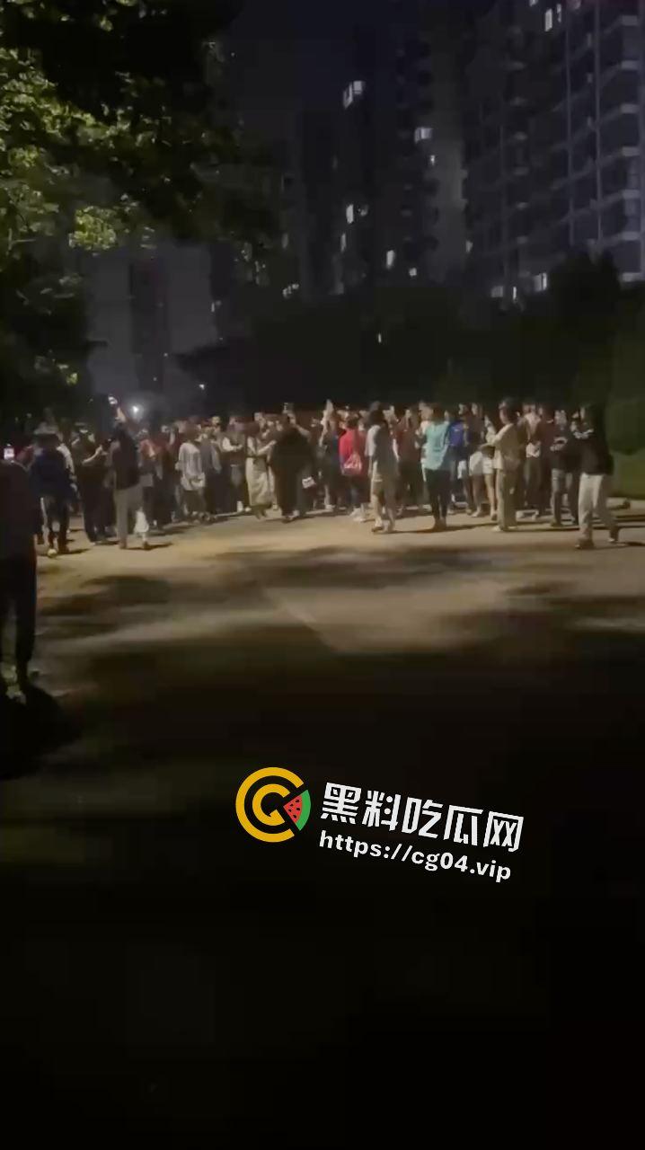 那么轮到女生来为爱冲锋了!山东体育学院男生出轨 女友四川直接飞过来兴师问罪 这么好看的女朋友 不想要可以给我