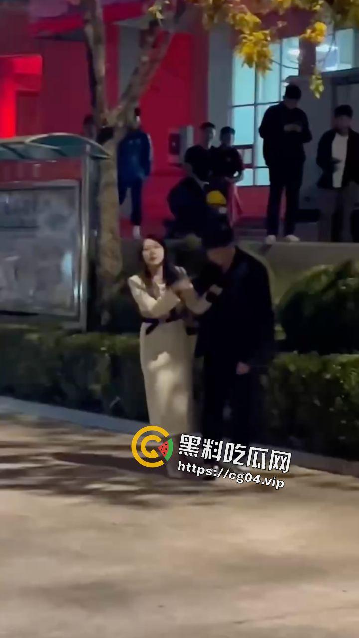 那么轮到女生来为爱冲锋了!山东体育学院男生出轨 女友四川直接飞过来兴师问罪 这么好看的女朋友 不想要可以给我