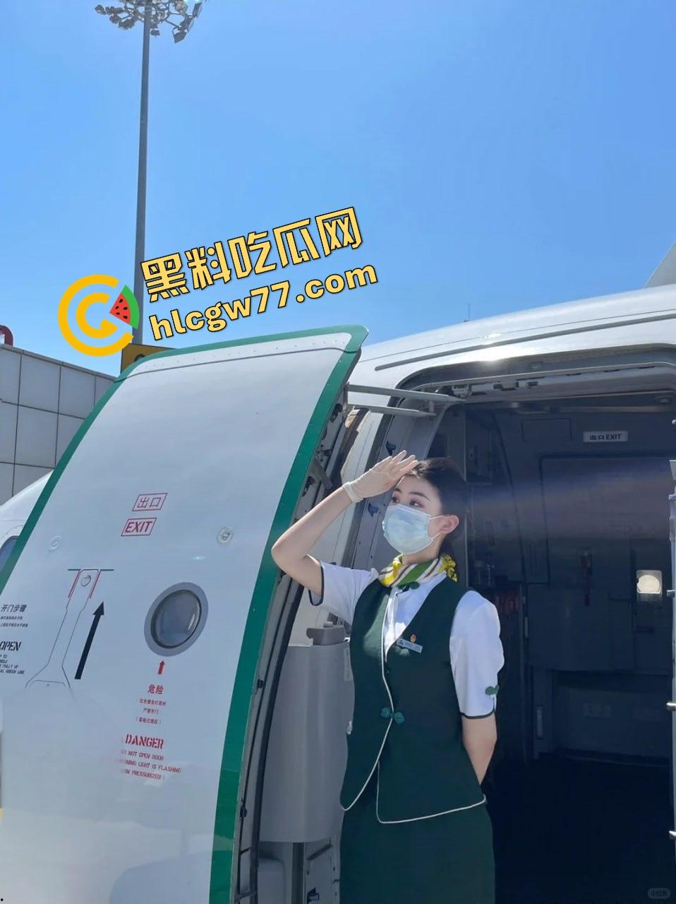 春秋航空空姐『白语』晴潜规则，制服开裆黑丝跪地爆操，骚到跳蛋狂震阴蒂爽到欲仙欲死！