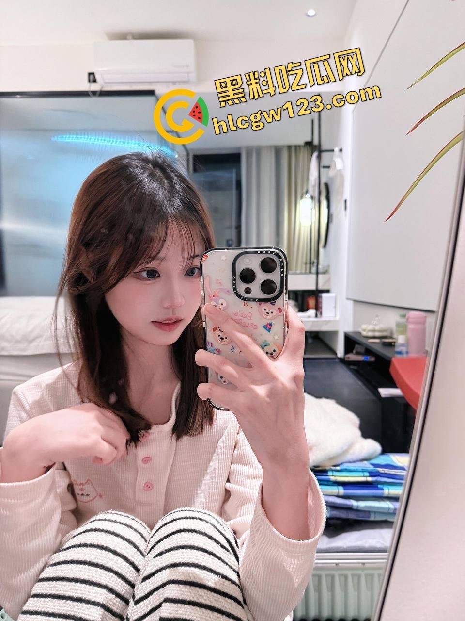 广西大佬不怕当吴亦凡室友,硬约骚货带09年亲妹进房玩3P,妹妹害羞看着开操,房间里淫声不断!