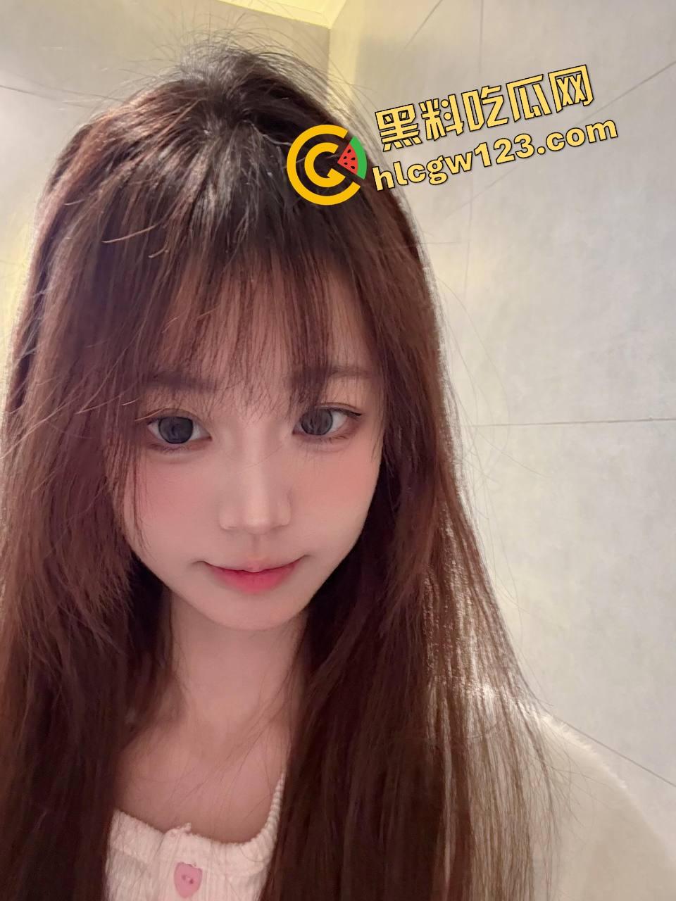 广西大佬不怕当吴亦凡室友,硬约骚货带09年亲妹进房玩3P,妹妹害羞看着开操,房间里淫声不断!