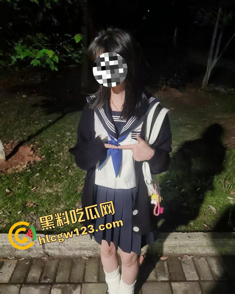 广西大佬不怕当吴亦凡室友,硬约骚货带09年亲妹进房玩3P,妹妹害羞看着开操,房间里淫声不断!