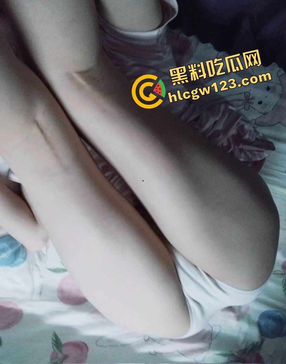 广西大佬不怕当吴亦凡室友,硬约骚货带09年亲妹进房玩3P,妹妹害羞看着开操,房间里淫声不断!