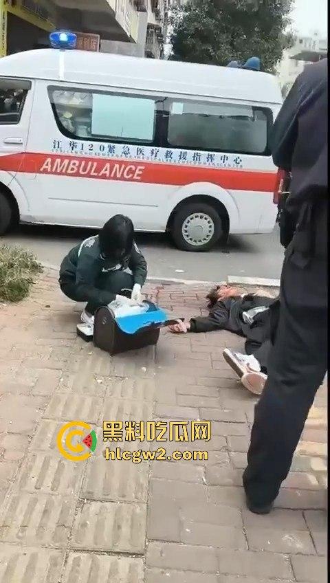湖南江华职中生与二中生为争女友当街一剑封喉!感情纠葛演成命案,抢救无效死亡