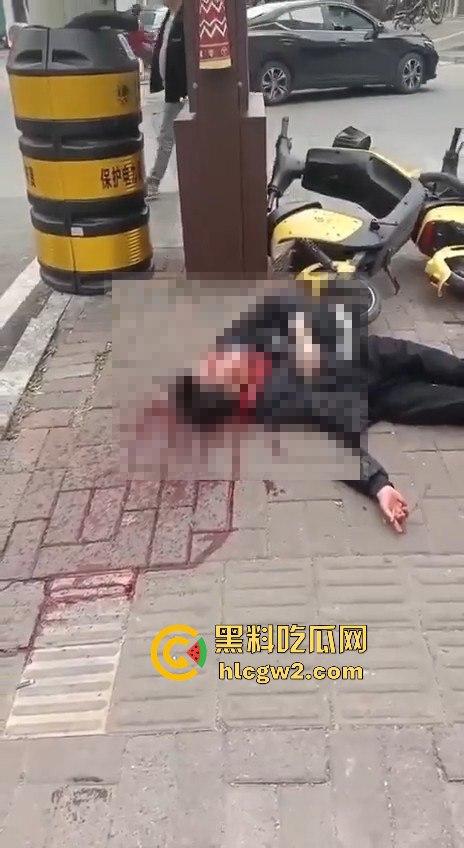 湖南江华职中生与二中生为争女友当街一剑封喉!感情纠葛演成命案,抢救无效死亡