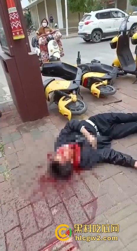 湖南江华职中生与二中生为争女友当街一剑封喉!感情纠葛演成命案,抢救无效死亡